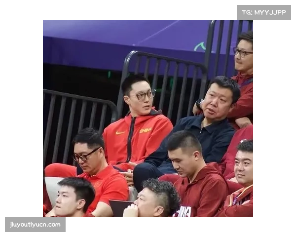 王治郅现身赛前训练场指导球员 老将传帮带发挥作用